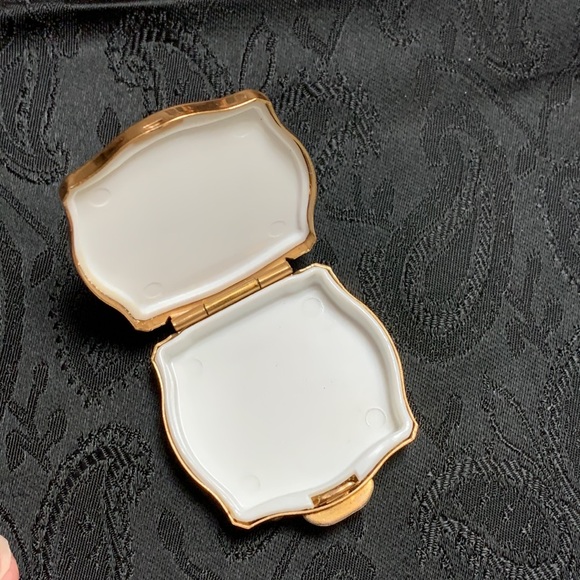 Vintage Stratton Floral Small Gold Tone Pillbox Made in England - Picture 4 of 7